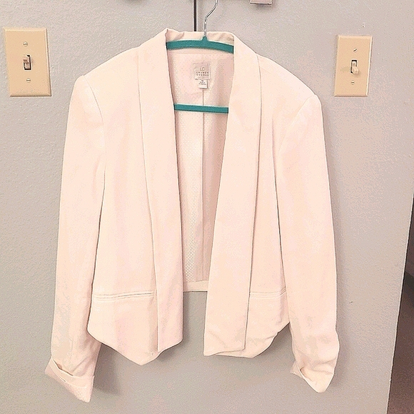 LC Lauren Conrad Jackets & Blazers - EUC LC Lauren Conrad cream crepe blazer